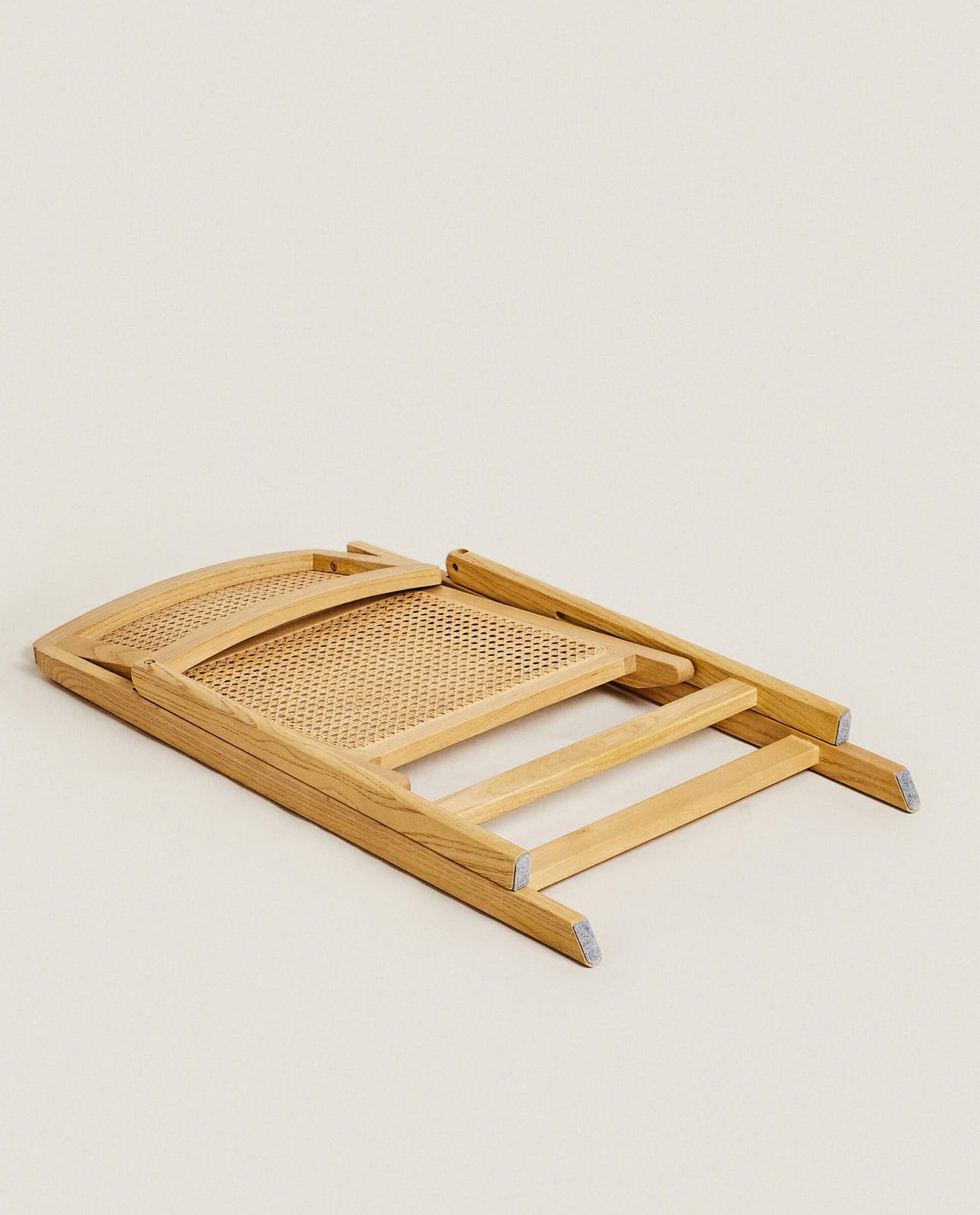 ZARA HOME СКЛАДНОЙ СТУЛ ДЕРЕВЯННЫЙ И РАТТАНОВЫЙ ракурс 10