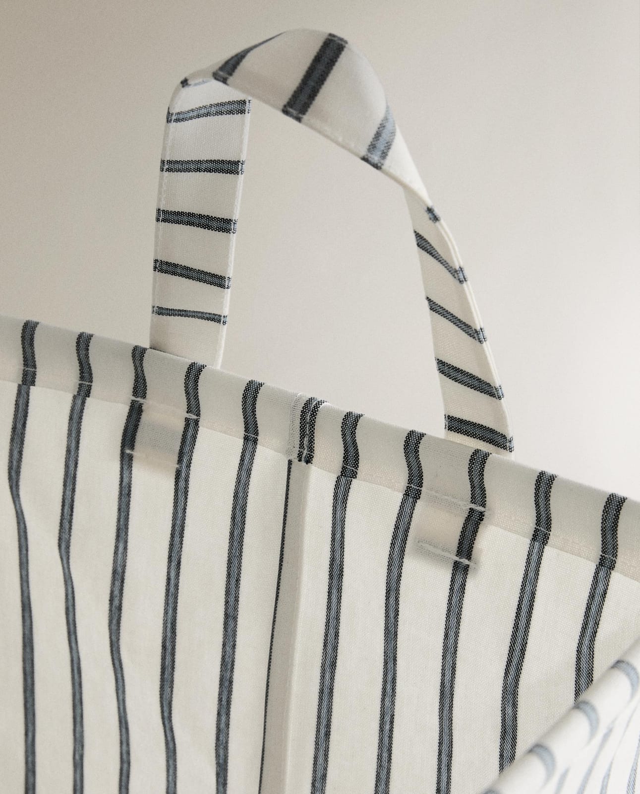 ZARA HOME Корзина для белья в полоску ракурс 3