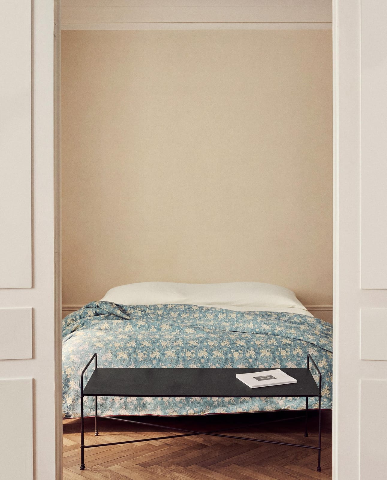 ZARA HOME САТИНОВЫЙ ПОДОДЕЯЛЬНИК С ЦВЕТАМИ И КАНТОМ ракурс 9