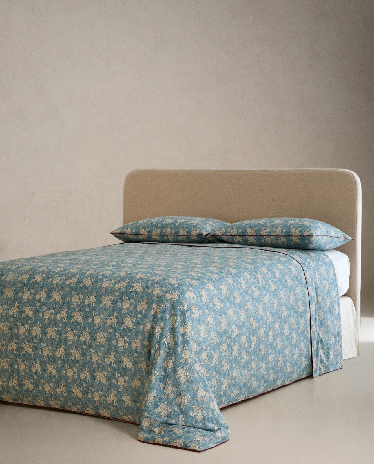 ZARA HOME ПРОСТЫНЯ БЕЗ РЕЗИНКИ ИЗ САТИНА С ЦВЕТОЧНЫМ УЗОРОМ С КАНТОМ ракурс 4