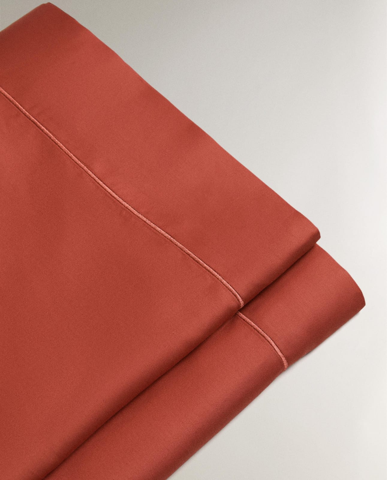 ZARA HOME ПРОСТЫНЯ БЕЗ РЕЗИНКИ ИЗ САТИНА С ОТДЕЛКОЙ (300 НИТЕЙ) ракурс 5