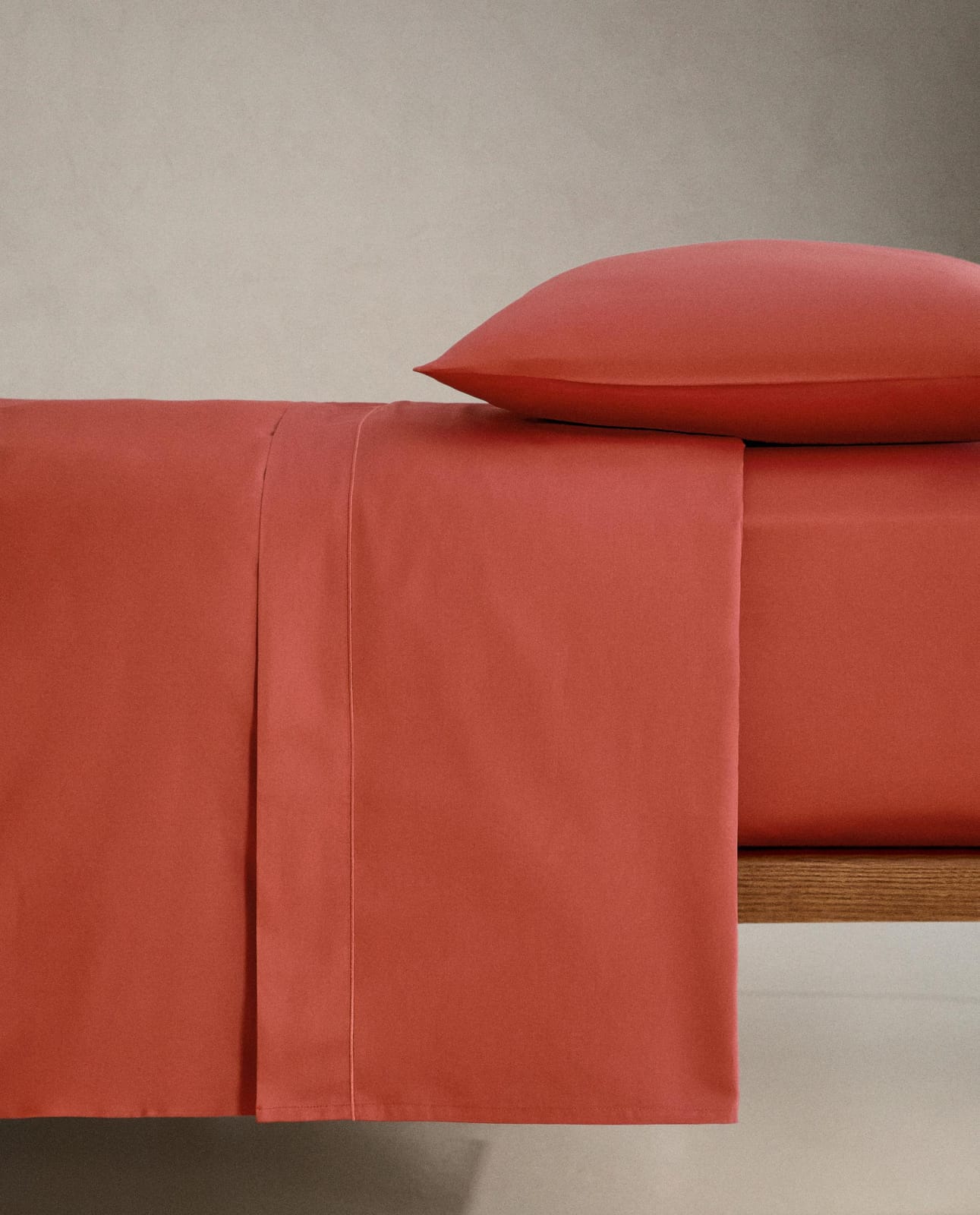 ZARA HOME ПРОСТЫНЯ БЕЗ РЕЗИНКИ ИЗ САТИНА С ОТДЕЛКОЙ (300 НИТЕЙ) ракурс 3