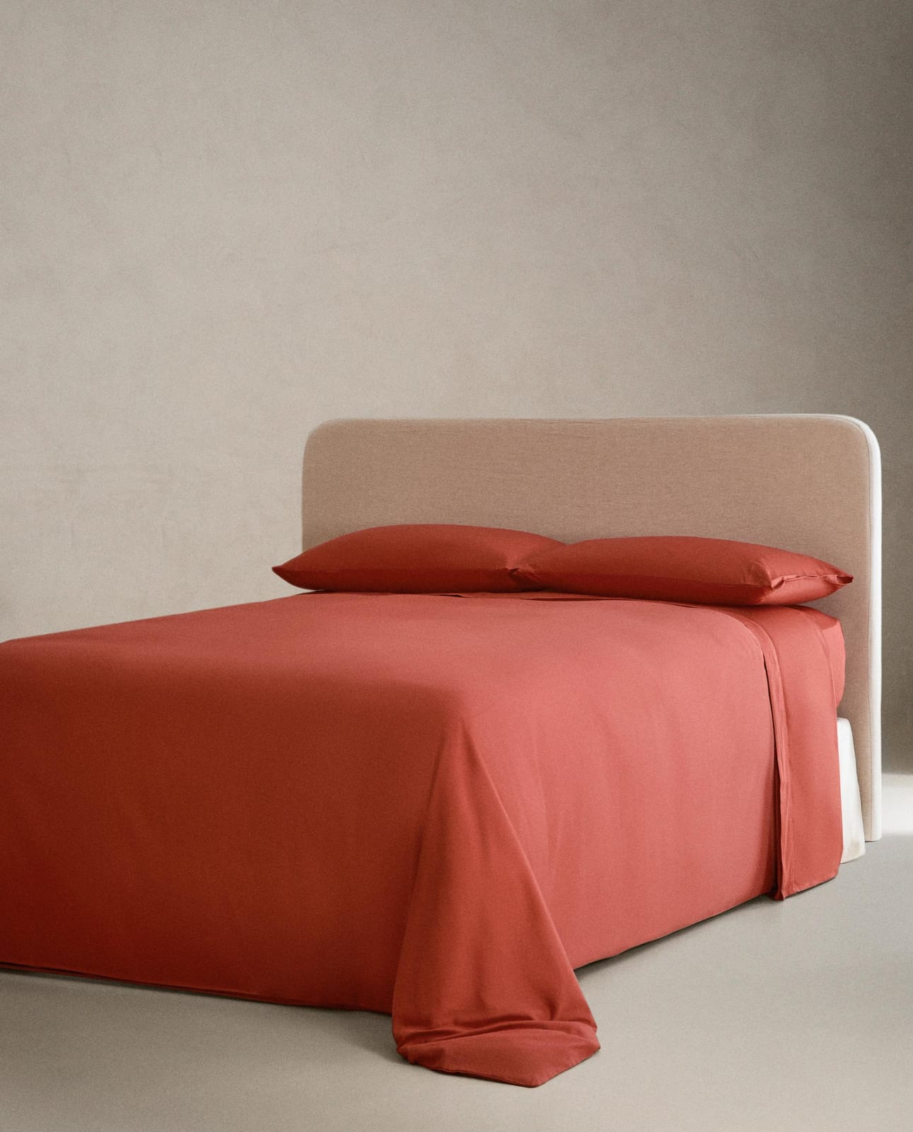 ZARA HOME ПРОСТЫНЯ БЕЗ РЕЗИНКИ ИЗ САТИНА С ОТДЕЛКОЙ (300 НИТЕЙ) ракурс 4