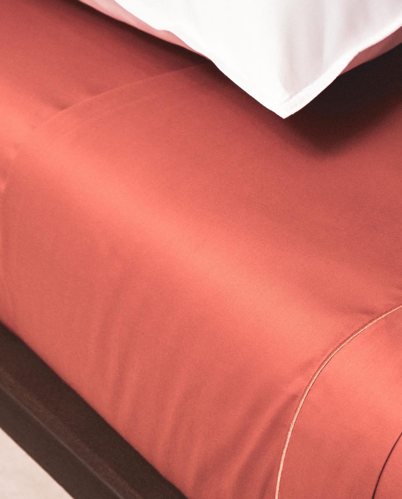 ZARA HOME ПРОСТЫНЯ БЕЗ РЕЗИНКИ ИЗ САТИНА С ОТДЕЛКОЙ (300 НИТЕЙ) ракурс 8