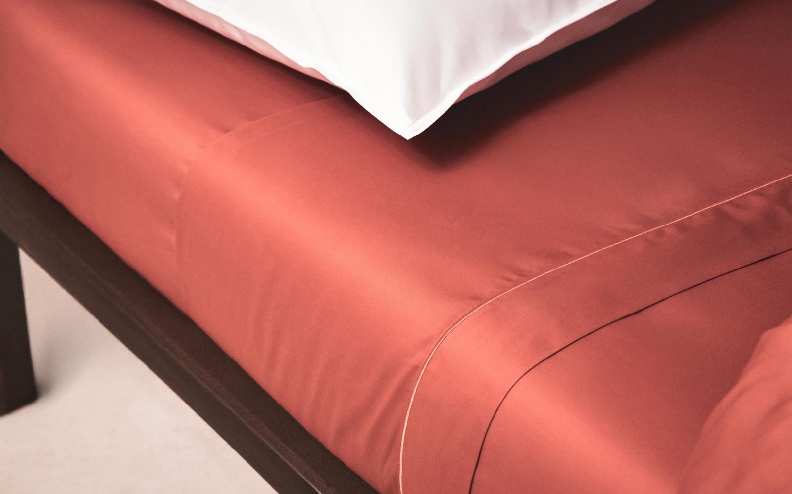 ZARA HOME ПРОСТЫНЯ БЕЗ РЕЗИНКИ ИЗ САТИНА С ОТДЕЛКОЙ (300 НИТЕЙ) ракурс 7
