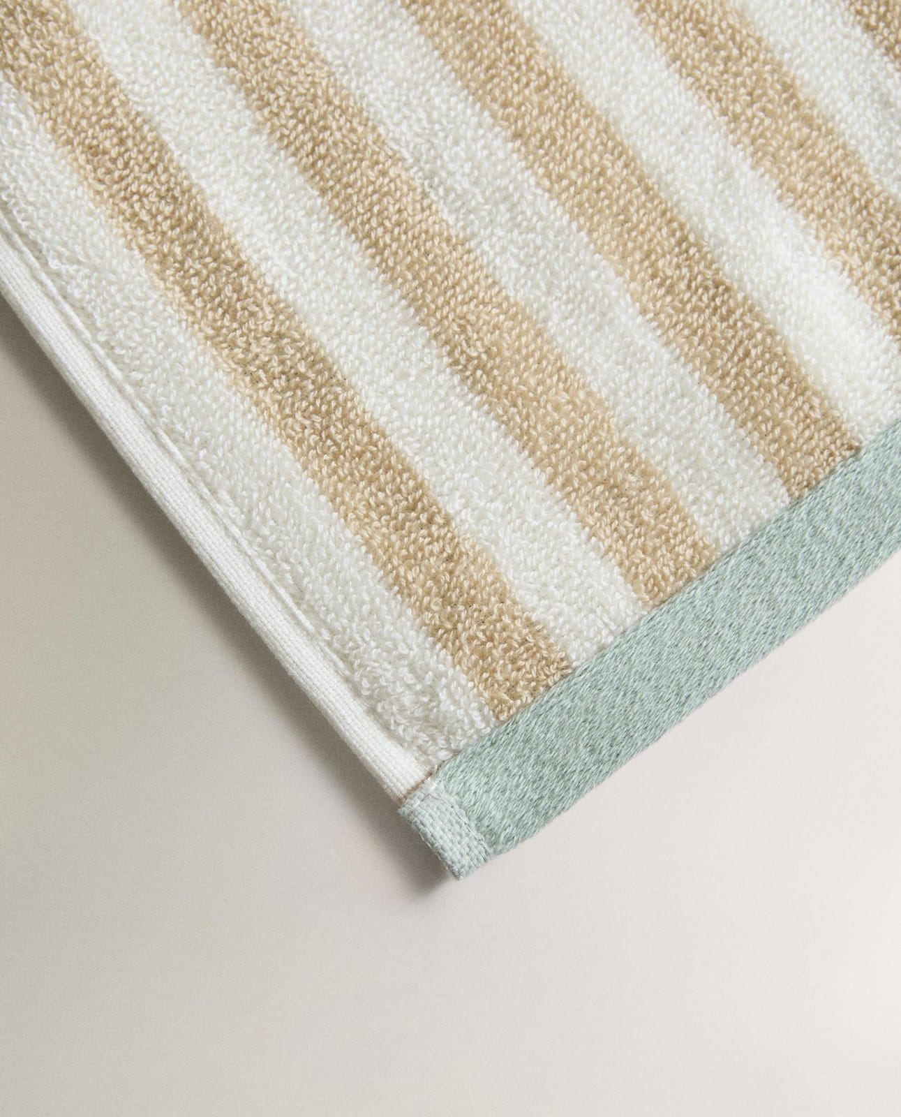 ZARA HOME ДВУСТОРОННЕЕ ПОЛОТЕНЦЕ ДЛЯ ВАННОЙ В ПОЛОСКУ ракурс 2