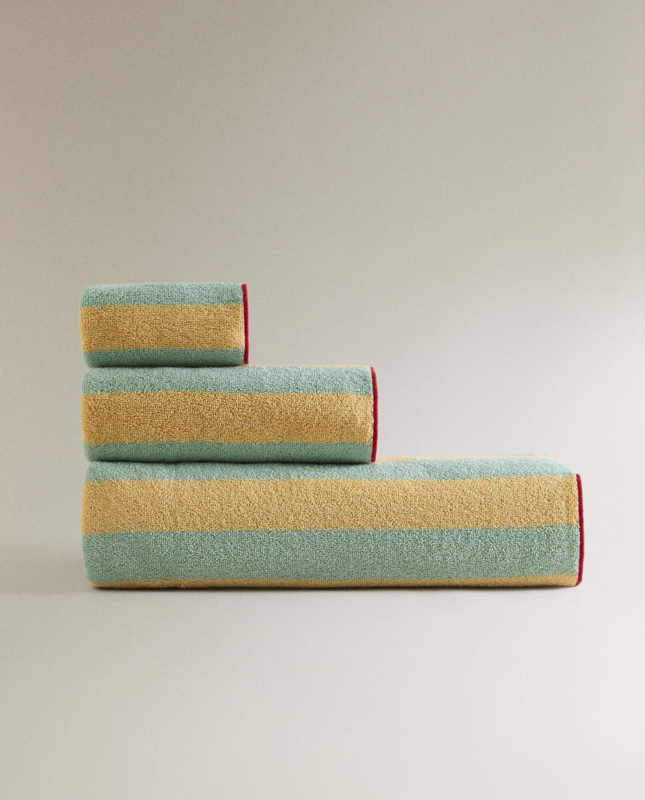 Полотенце для ванной ZARA HOME БАННОЕ ПОЛОТЕНЦЕ В ПОЛОСКУ С ПРОСТЕЖКОЙ ECRU/ZIELONY 90 x 150 см