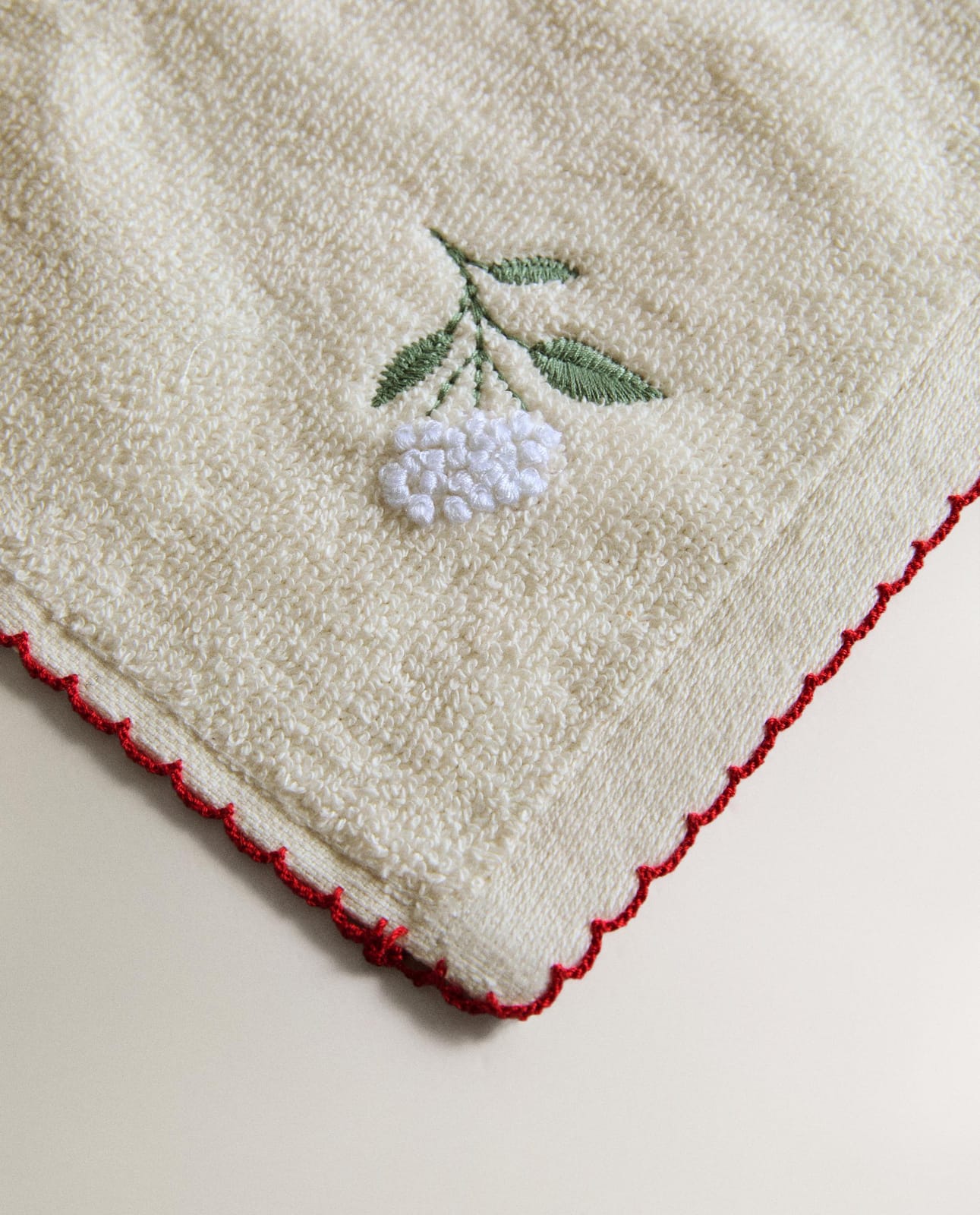 ZARA HOME БАННОЕ ПОЛОТЕНЦЕ С ВЫШИТЫМИ ЦВЕТАМИ ракурс 6