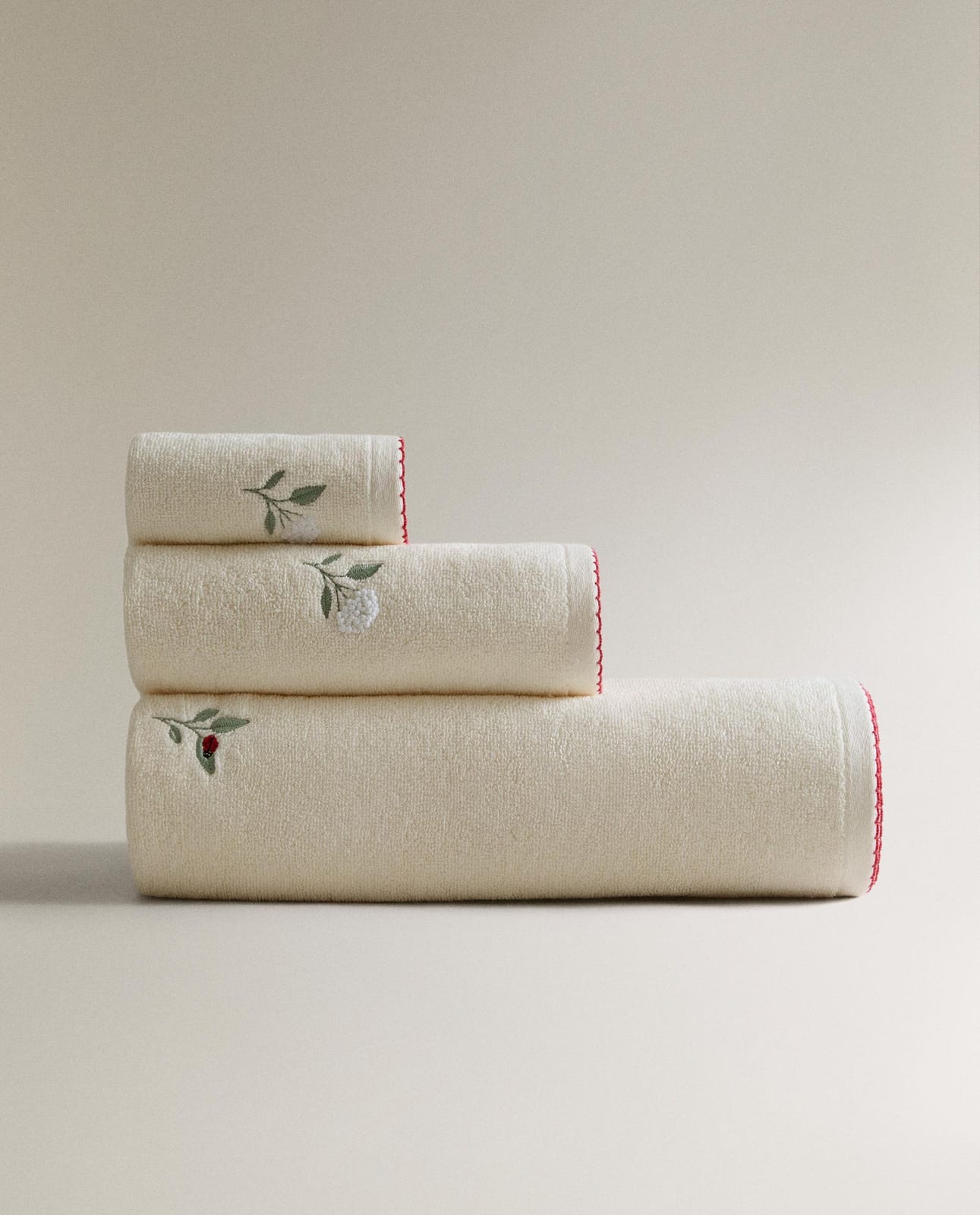 Полотенце для ванной ZARA HOME БАННОЕ ПОЛОТЕНЦЕ С ВЫШИТЫМИ ЦВЕТАМИ KOŚĆ SŁONIOWA 90 x 150 см