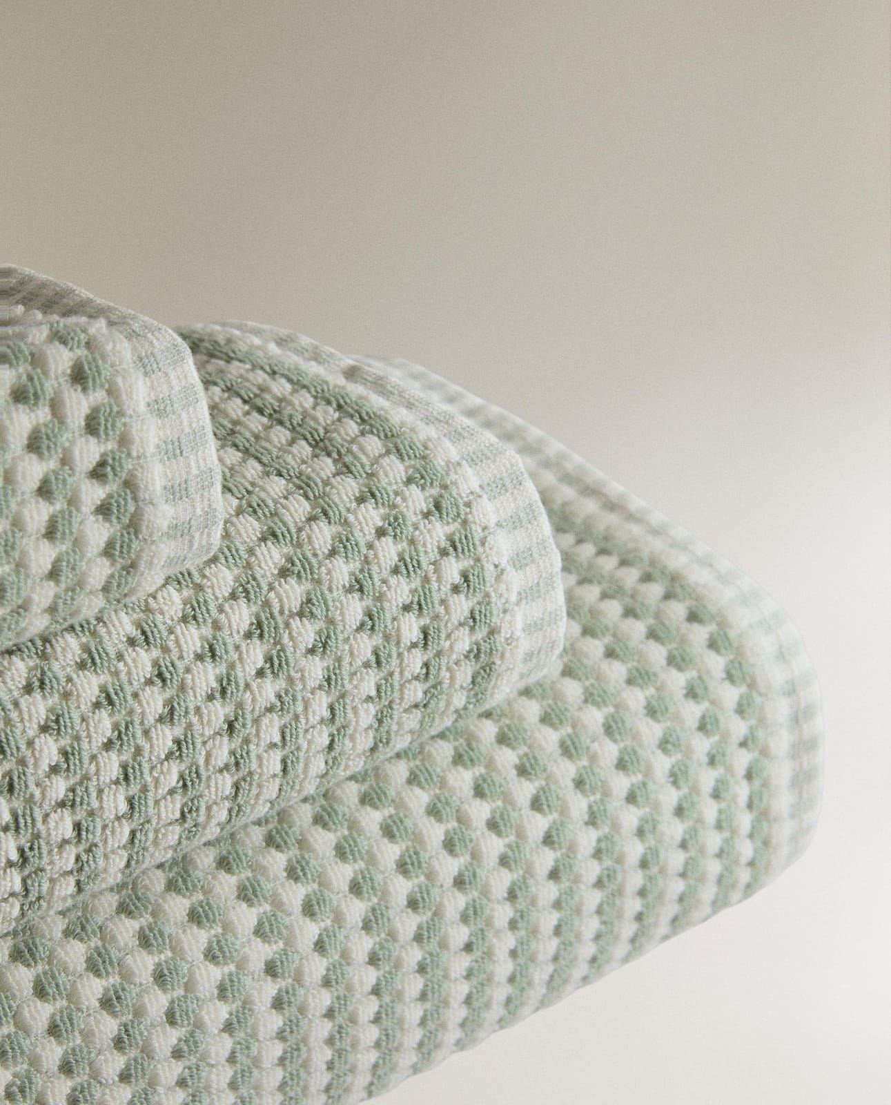 ZARA HOME ХЛОПКОВОЕ ПОЛОТЕНЦЕ С ВАФЕЛЬНОЙ ФАКТУРОЙ ракурс 3