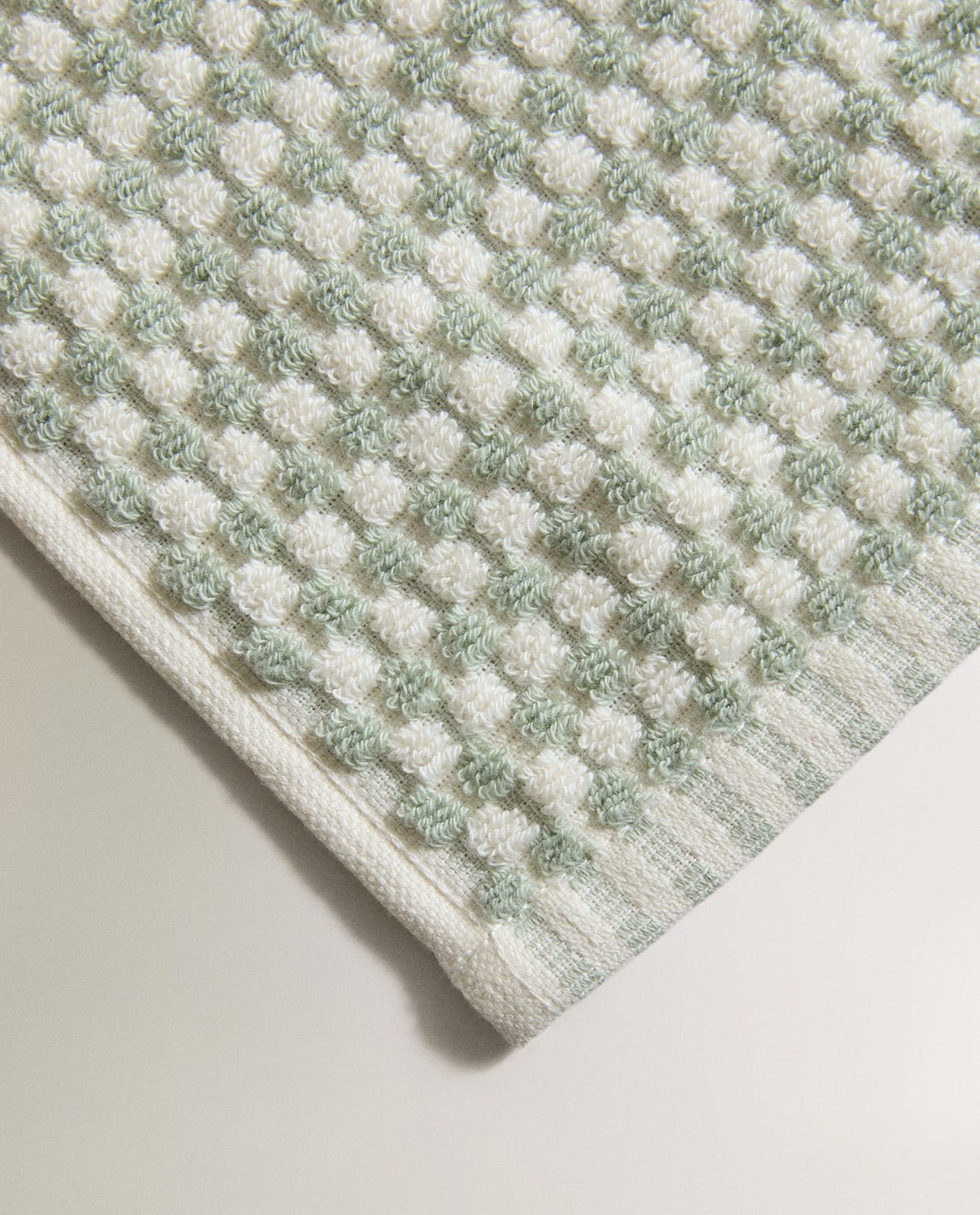 ZARA HOME ХЛОПКОВОЕ ПОЛОТЕНЦЕ С ВАФЕЛЬНОЙ ФАКТУРОЙ ракурс 2