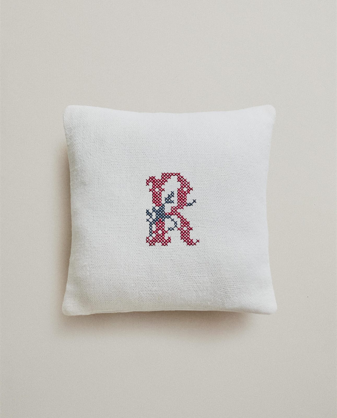 ZARA HOME ПОДУШКА ЛЬНЯНАЯ С ВЫШИТОЙ БУКВОЙ W ракурс 7