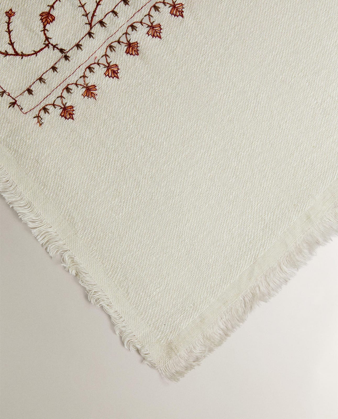 ZARA HOME ЛЬНЯНОЙ ПЛЕД С ВЫШИВКОЙ ракурс 4