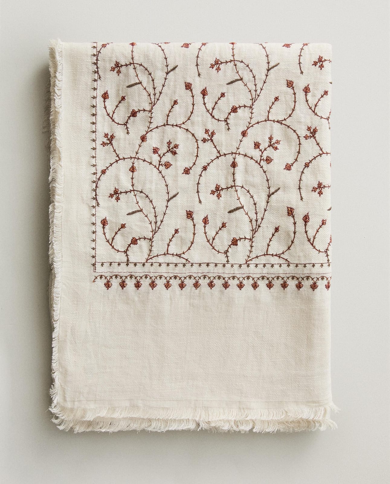 ZARA HOME ЛЬНЯНОЙ ПЛЕД С ВЫШИВКОЙ ракурс 7