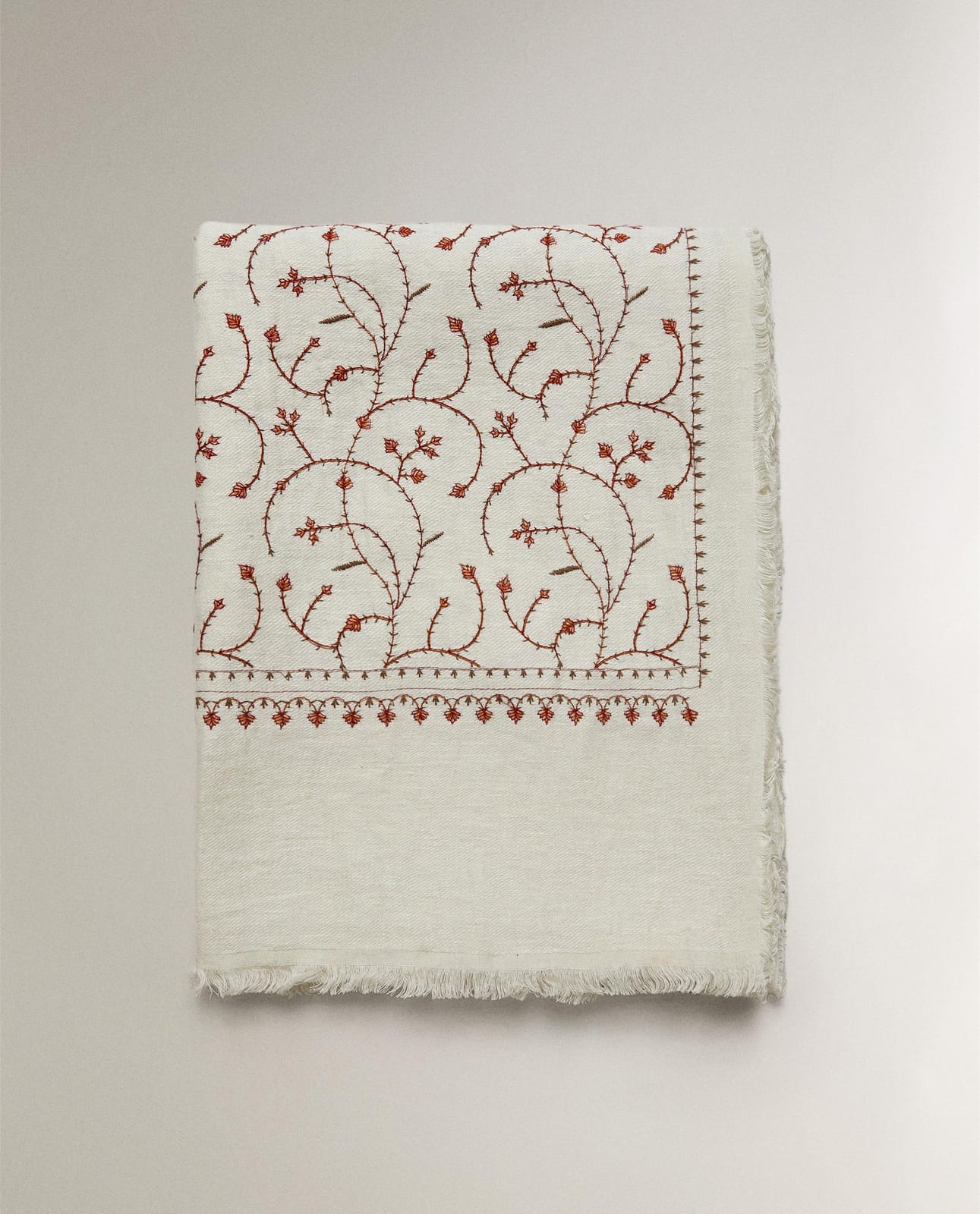 ZARA HOME ЛЬНЯНОЙ ПЛЕД С ВЫШИВКОЙ ракурс 5