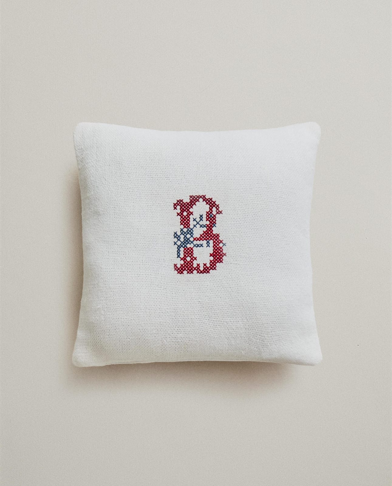 ZARA HOME ПОДУШКА ИЗ ЛЬНА С ВЫШИТОЙ БУКВОЙ B ракурс 8