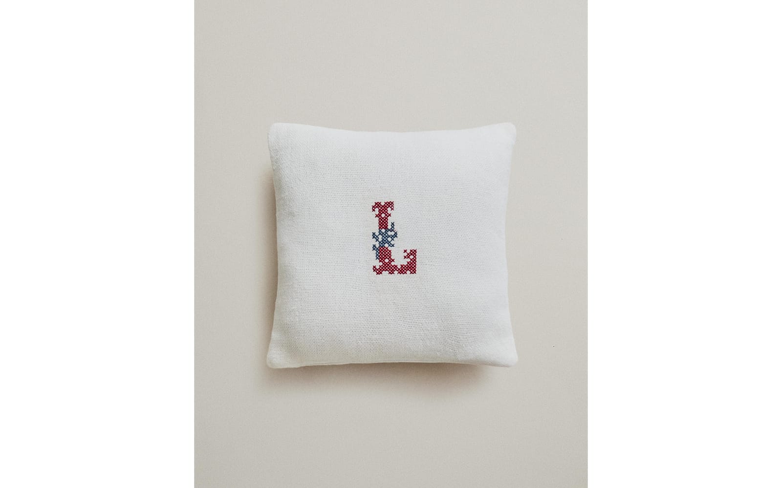 ZARA HOME ДЕКОРАТИВНАЯ ПОДУШКА ИЗ ЛЬНА С ВЫШИТОЙ БУКВОЙ M ракурс 2