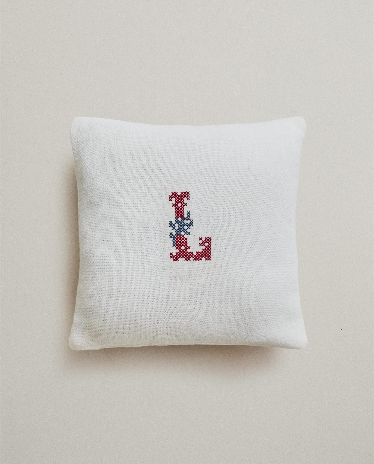 ZARA HOME ДЕКОРАТИВНАЯ ПОДУШКА ИЗ ЛЬНА С ВЫШИТОЙ БУКВОЙ M ракурс 8