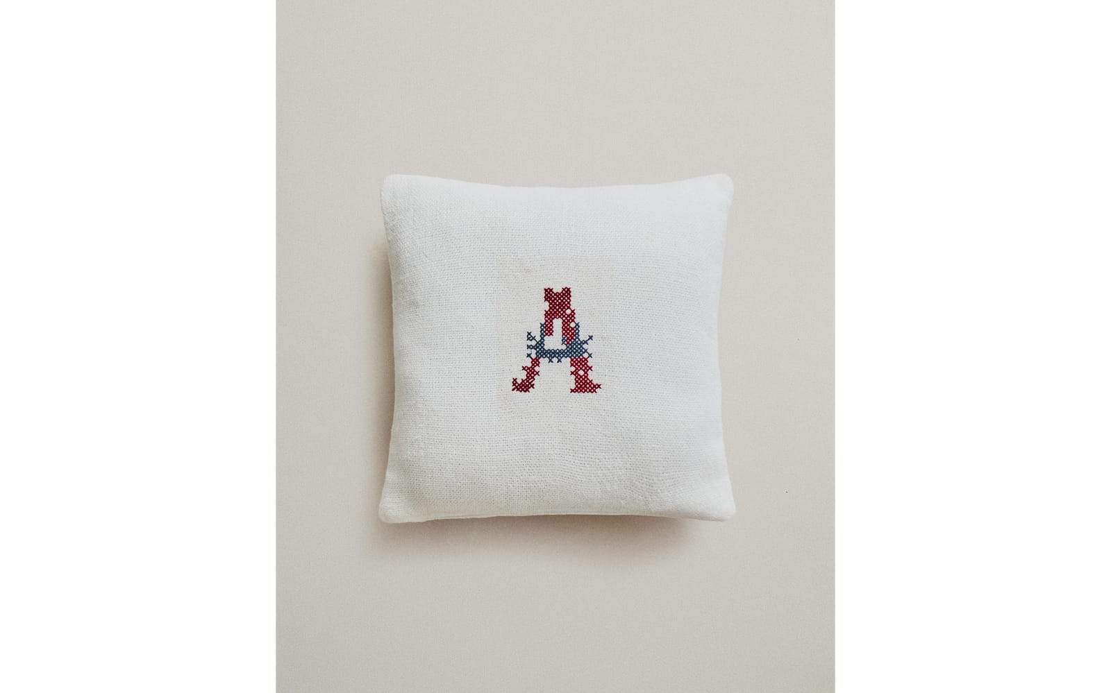 ZARA HOME ЛЬНЯНАЯ ПОДУШКА С ВЫШИТОЙ БУКВОЙ A ракурс 2
