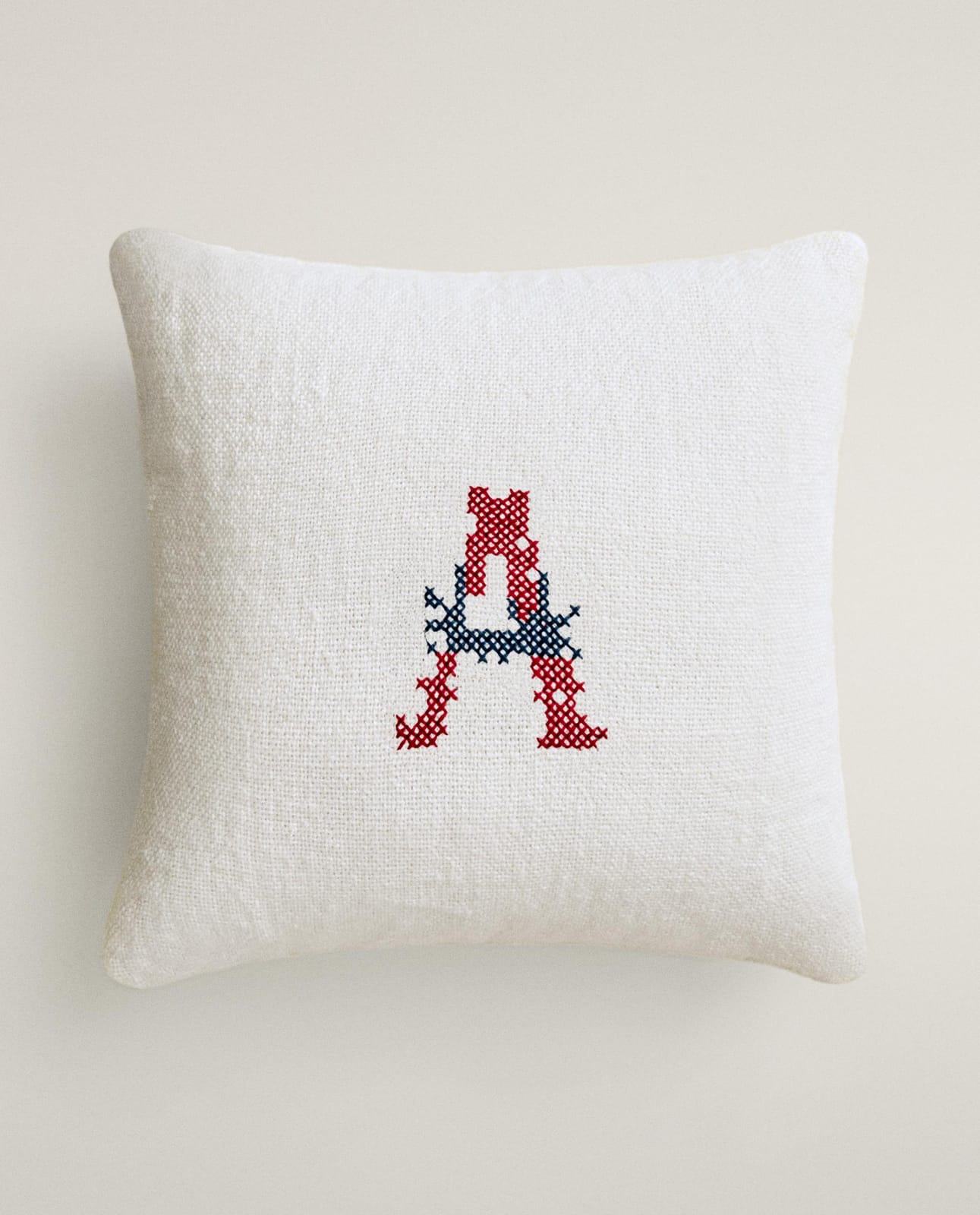 Лежак для животных ZARA HOME ЛЬНЯНАЯ ПОДУШКА С ВЫШИТОЙ БУКВОЙ A ECRU 30 x 30 см
