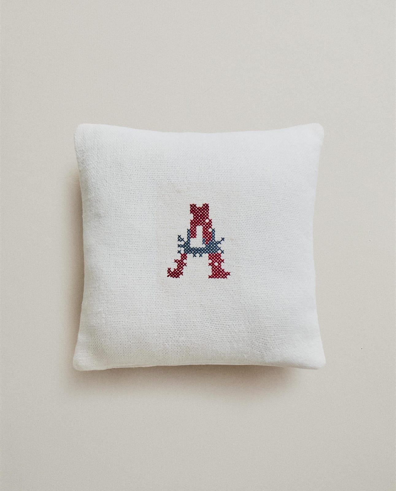 ZARA HOME ЛЬНЯНАЯ ПОДУШКА С ВЫШИТОЙ БУКВОЙ A ракурс 8