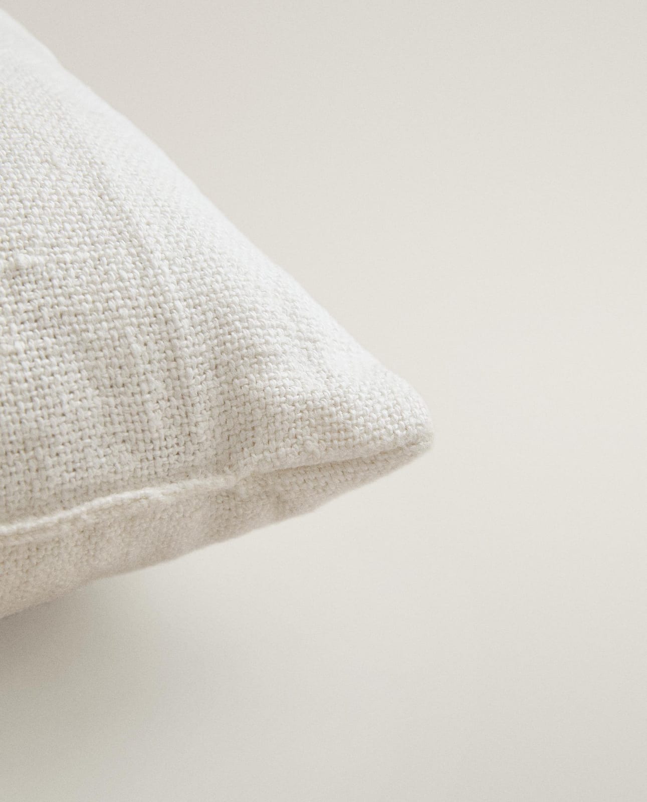 ZARA HOME ЛЬНЯНАЯ ПОДУШКА С ВЫШИТОЙ БУКВОЙ Z ракурс 2