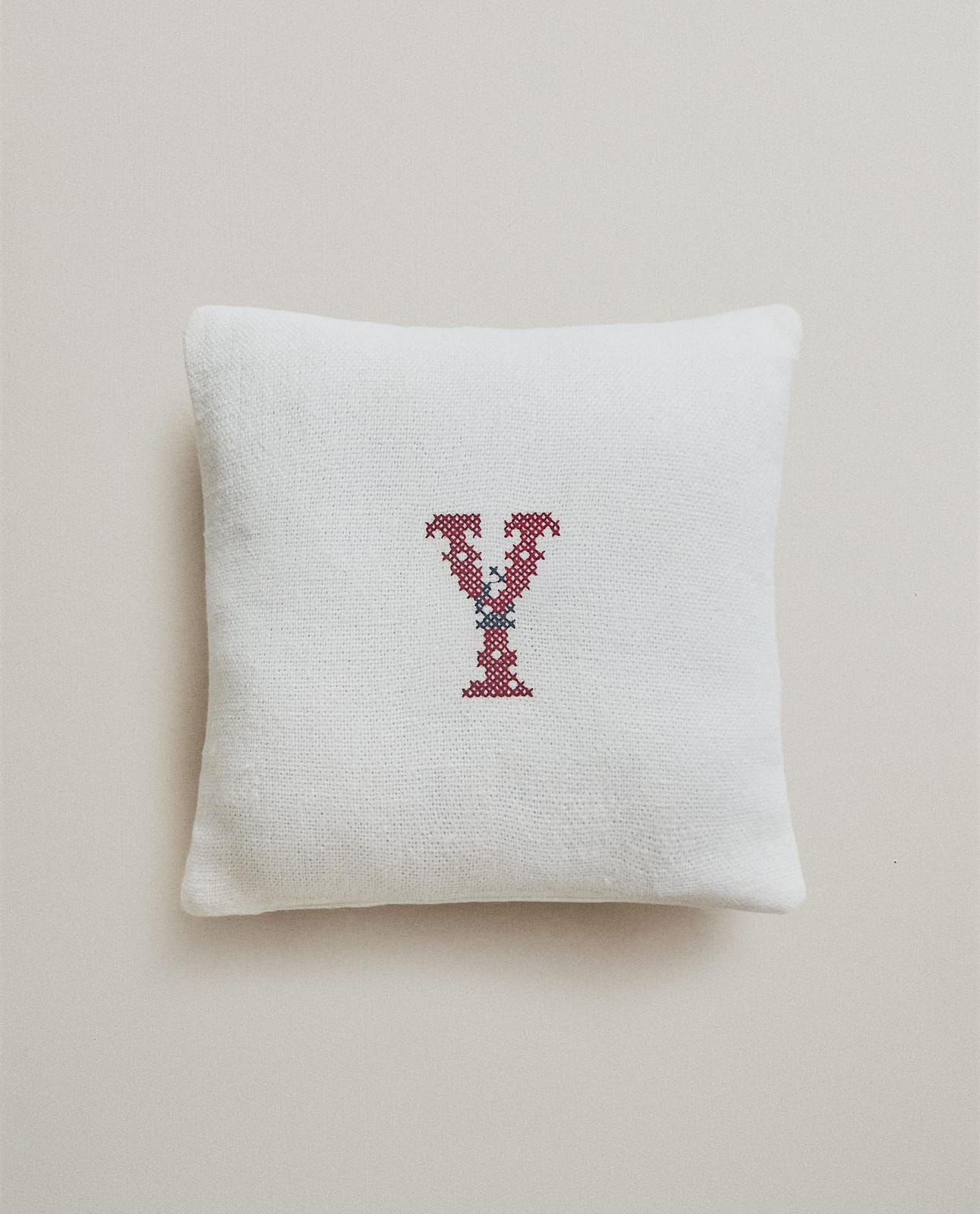 ZARA HOME ЛЬНЯНАЯ ПОДУШКА С ВЫШИТОЙ БУКВОЙ Z ракурс 7