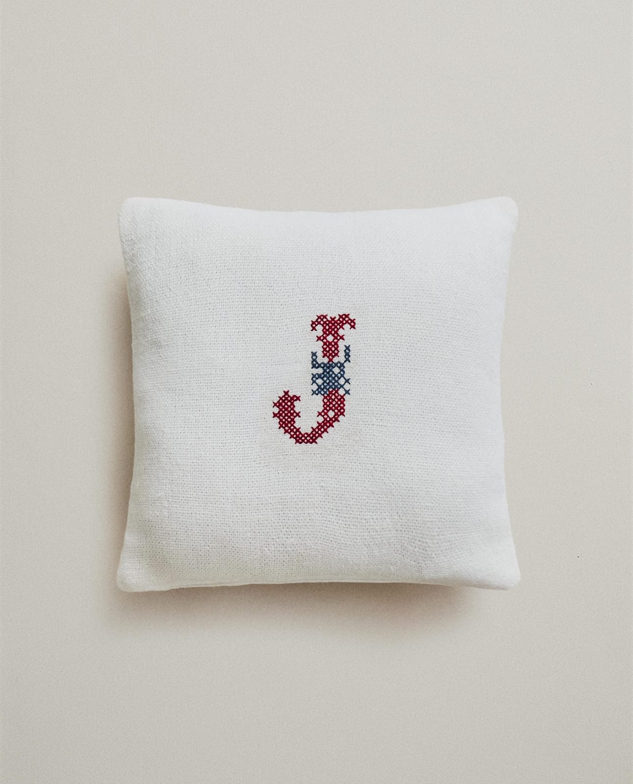 ZARA HOME ЛЬНЯНАЯ ДЕКОРАТИВНАЯ ПОДУШКА С ВЫШИТОЙ БУКВОЙ J ракурс 8