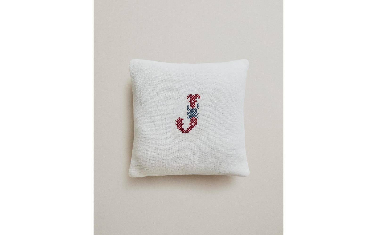 ZARA HOME ЛЬНЯНАЯ ДЕКОРАТИВНАЯ ПОДУШКА С ВЫШИТОЙ БУКВОЙ J ракурс 2