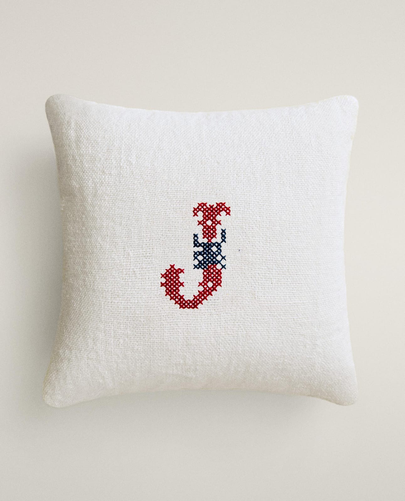 Лежак для животных ZARA HOME ЛЬНЯНАЯ ДЕКОРАТИВНАЯ ПОДУШКА С ВЫШИТОЙ БУКВОЙ J ECRU 30 x 30 см