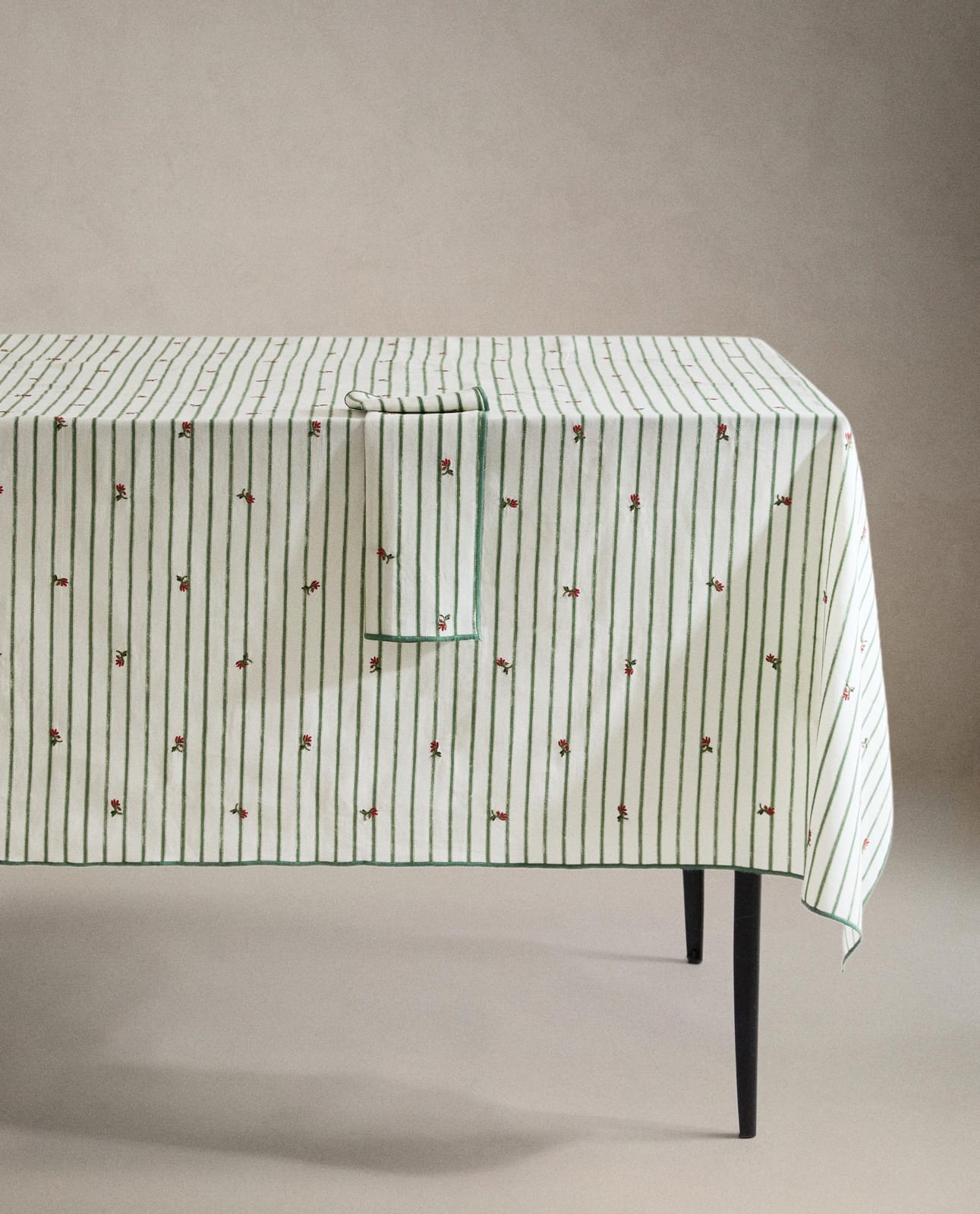 Скатерть ZARA HOME СКАТЕРТЬ В ПОЛОСКУ С ВЫШИВКОЙ ЗЕЛЕНЫЙ 150 x 350 cm