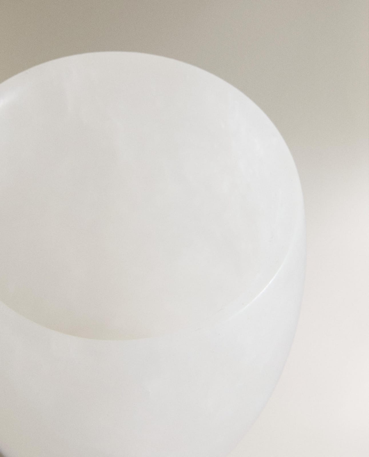 ZARA HOME АЛАБАСТРОВЫЙ СТАКАН ДЛЯ ЗУБНЫХ ЩЁТОК ракурс 2