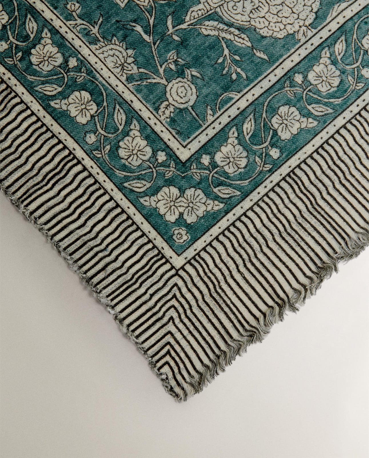 ZARA HOME ОДЕЯЛО ХЛОПКОВОЕ С ЦВЕТАМИ ракурс 3