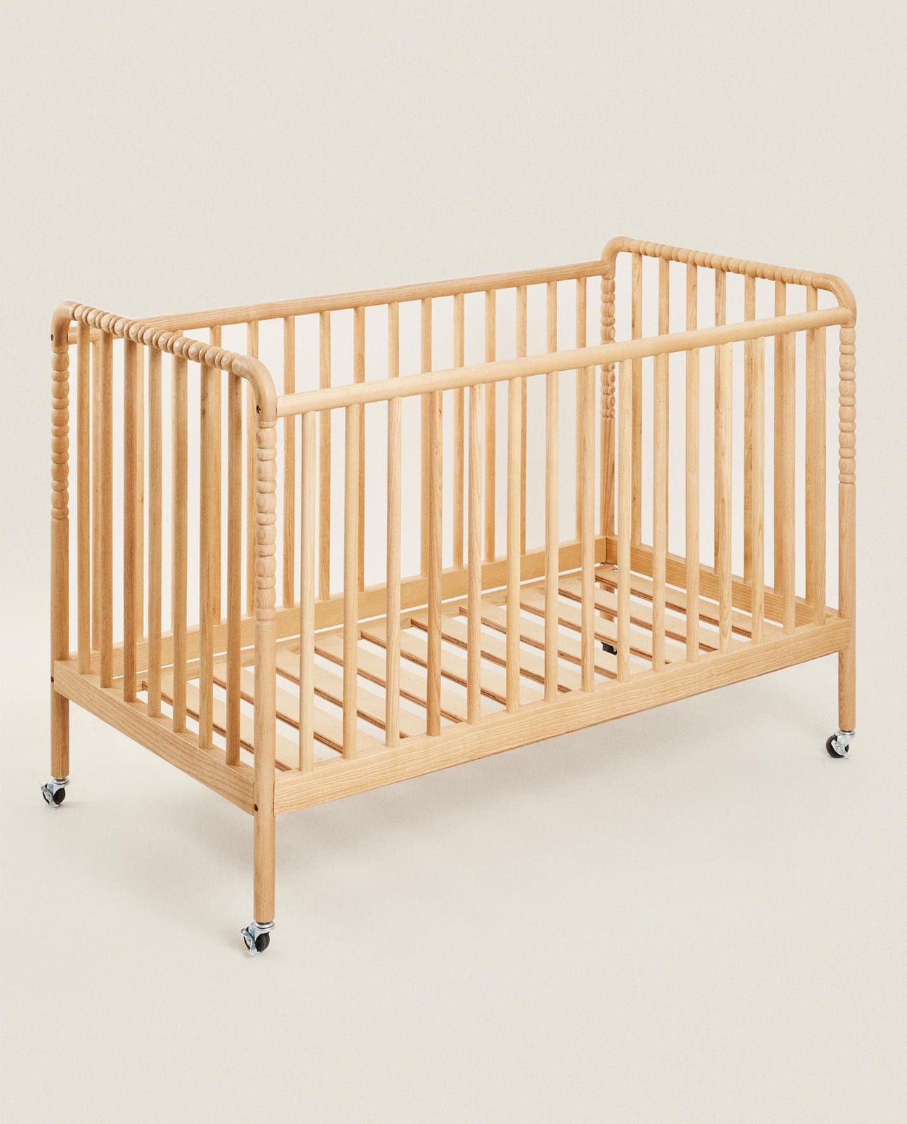 ZARA HOME КРОВАТКА ИЗ РЕЗНОГО ДЕРЕВА НА КОЛЕСИКАХ ракурс 4