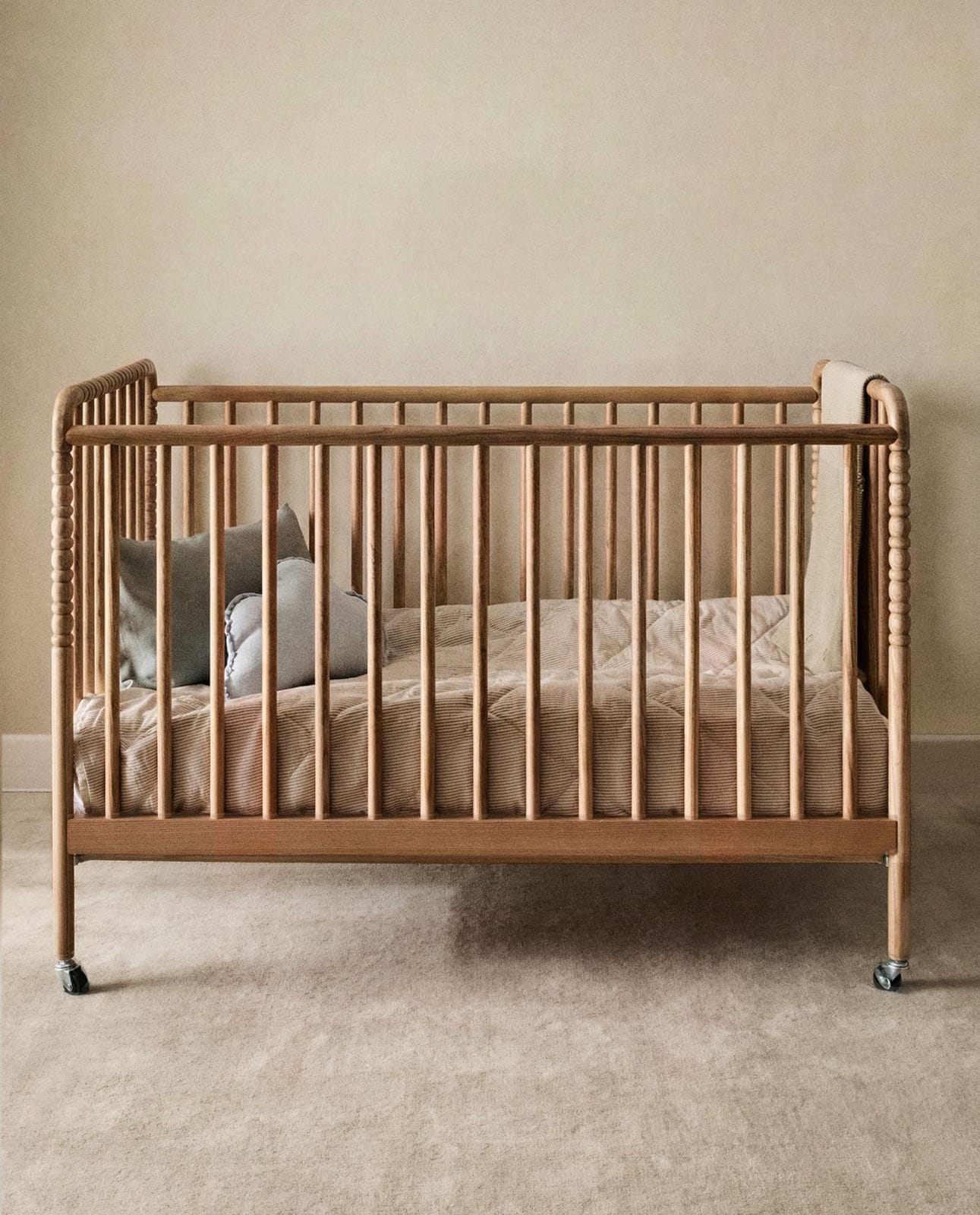 ZARA HOME КРОВАТКА ИЗ РЕЗНОГО ДЕРЕВА НА КОЛЕСИКАХ ракурс 2