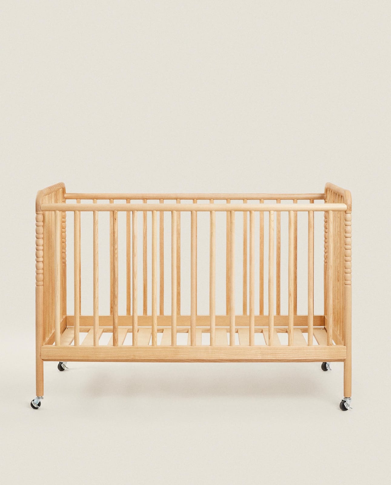 Детская кроватка ZARA HOME из резного дерева на колесиках JASNOBEŻOWY 85 x 122 x 67 cm