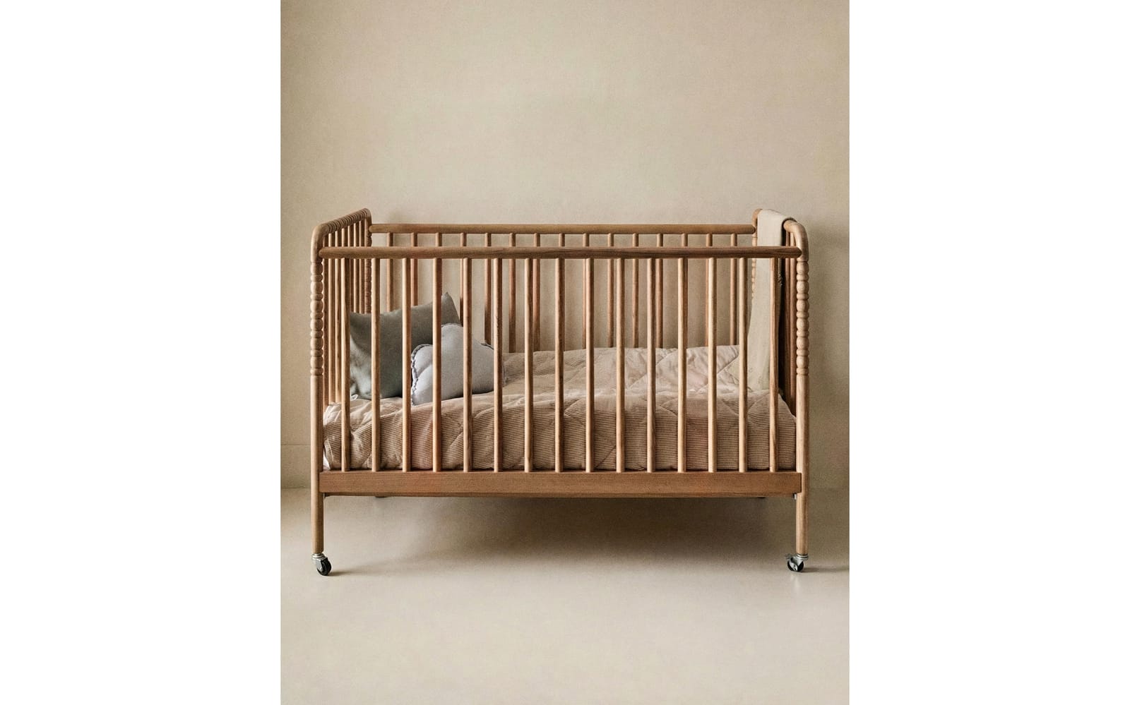 ZARA HOME КРОВАТКА ИЗ РЕЗНОГО ДЕРЕВА НА КОЛЕСИКАХ ракурс 7