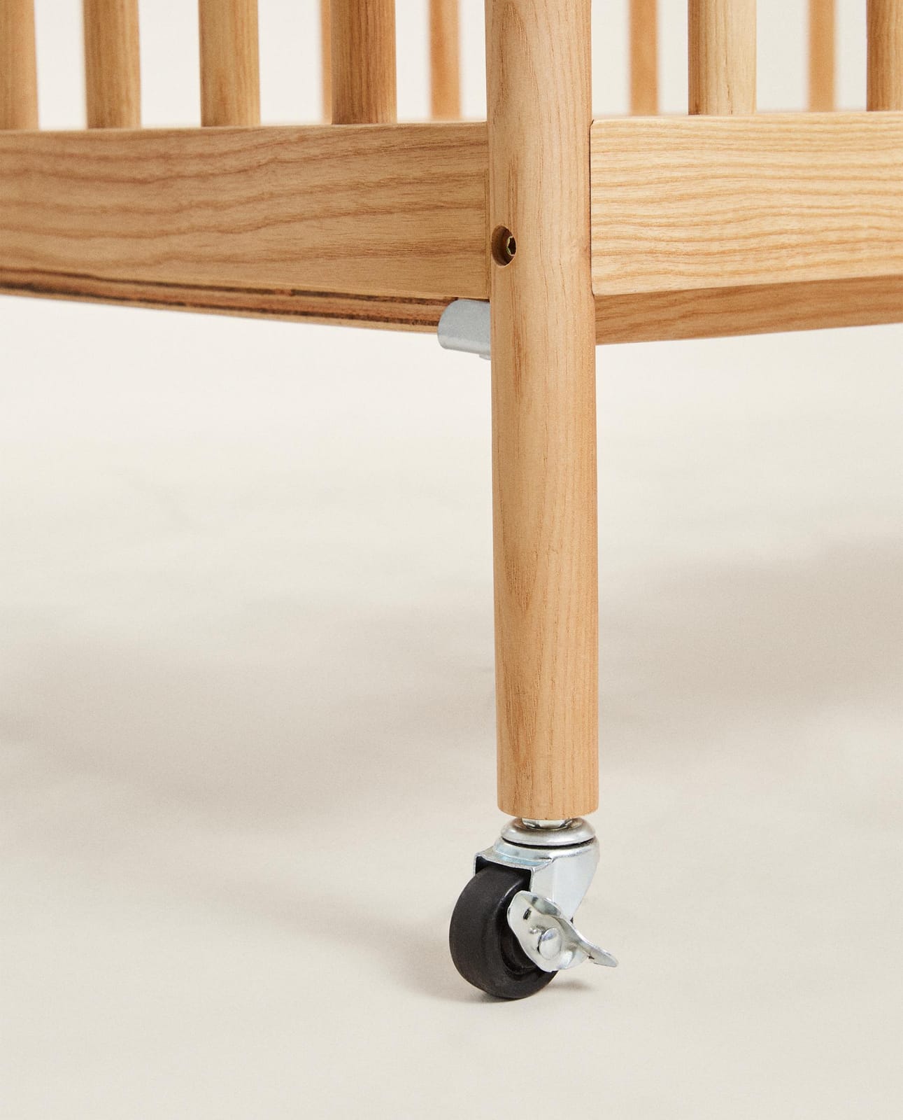 ZARA HOME КРОВАТКА ИЗ РЕЗНОГО ДЕРЕВА НА КОЛЕСИКАХ ракурс 3