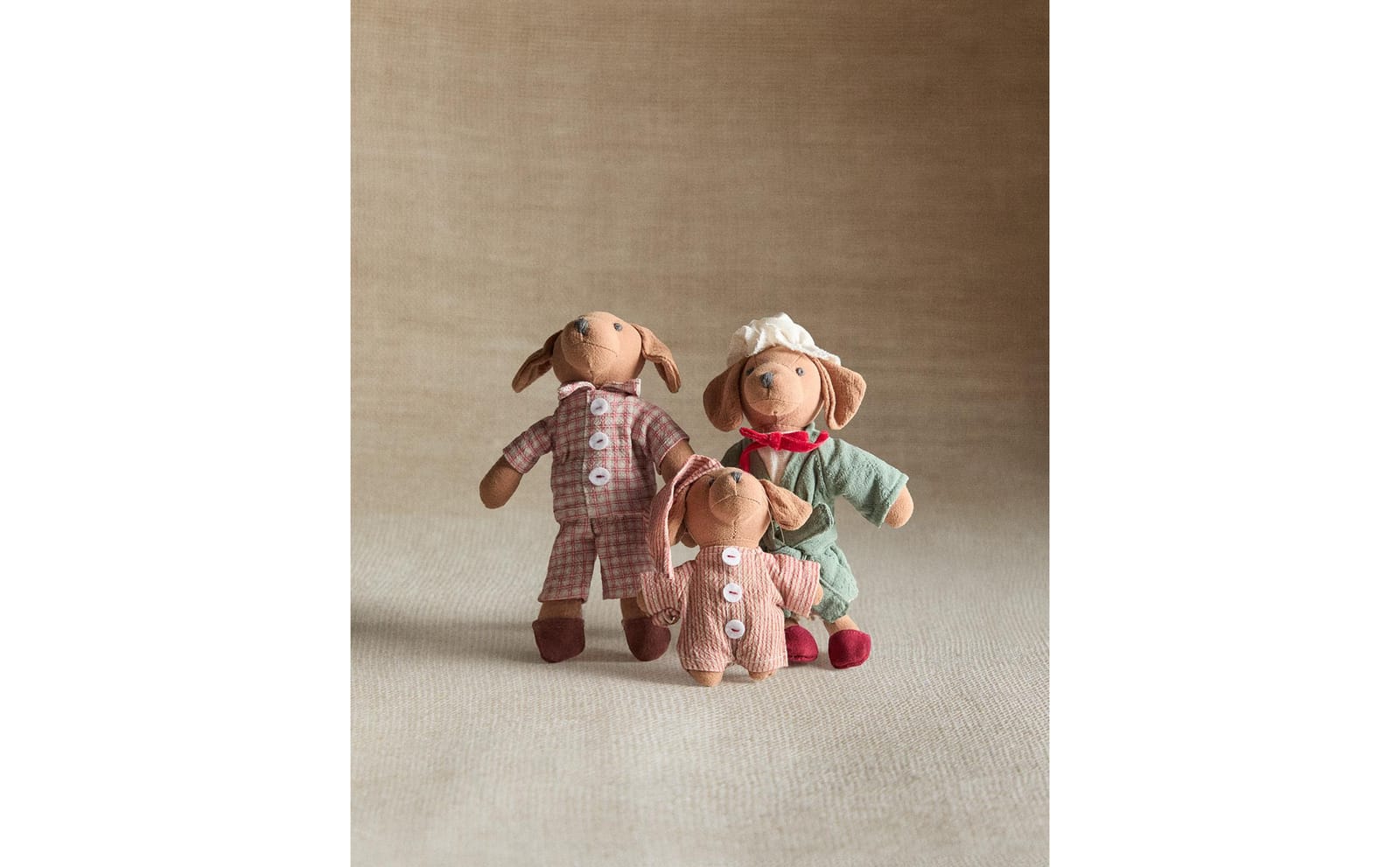 ZARA HOME ДЕТСКИЙ КОМПЛЕКТ ПЛЮШЕВЫХ ИГРУШЕК: СЕМЬЯ СОБАК (КОМПЛЕКТ 3 ШТ.) ракурс 6