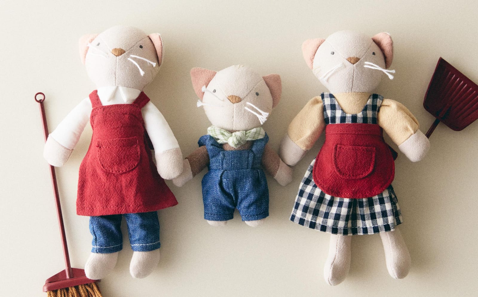 ZARA HOME КОМПЛЕКТ ДЕТСКИХ МАСКОТОК КОШАЧЬЯ СЕМЬЯ (3 ШТ.) ракурс 5