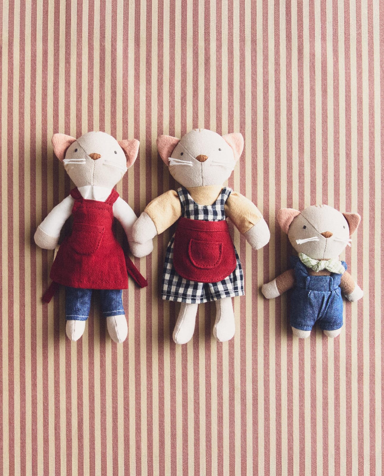ZARA HOME КОМПЛЕКТ ДЕТСКИХ МАСКОТОК КОШАЧЬЯ СЕМЬЯ (3 ШТ.) ракурс 4