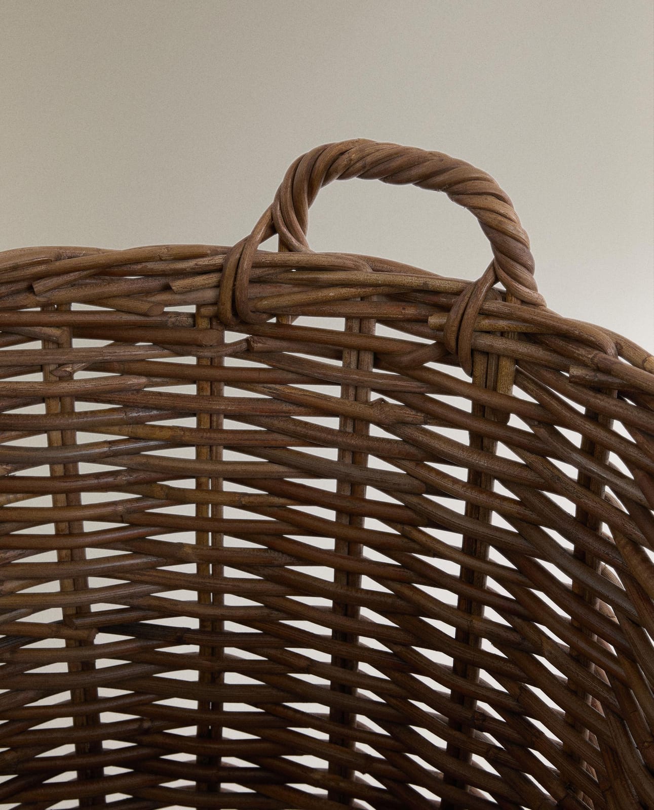 ZARA HOME КРУГЛАЯ РАТТАНОВАЯ КОРЗИНА ракурс 2