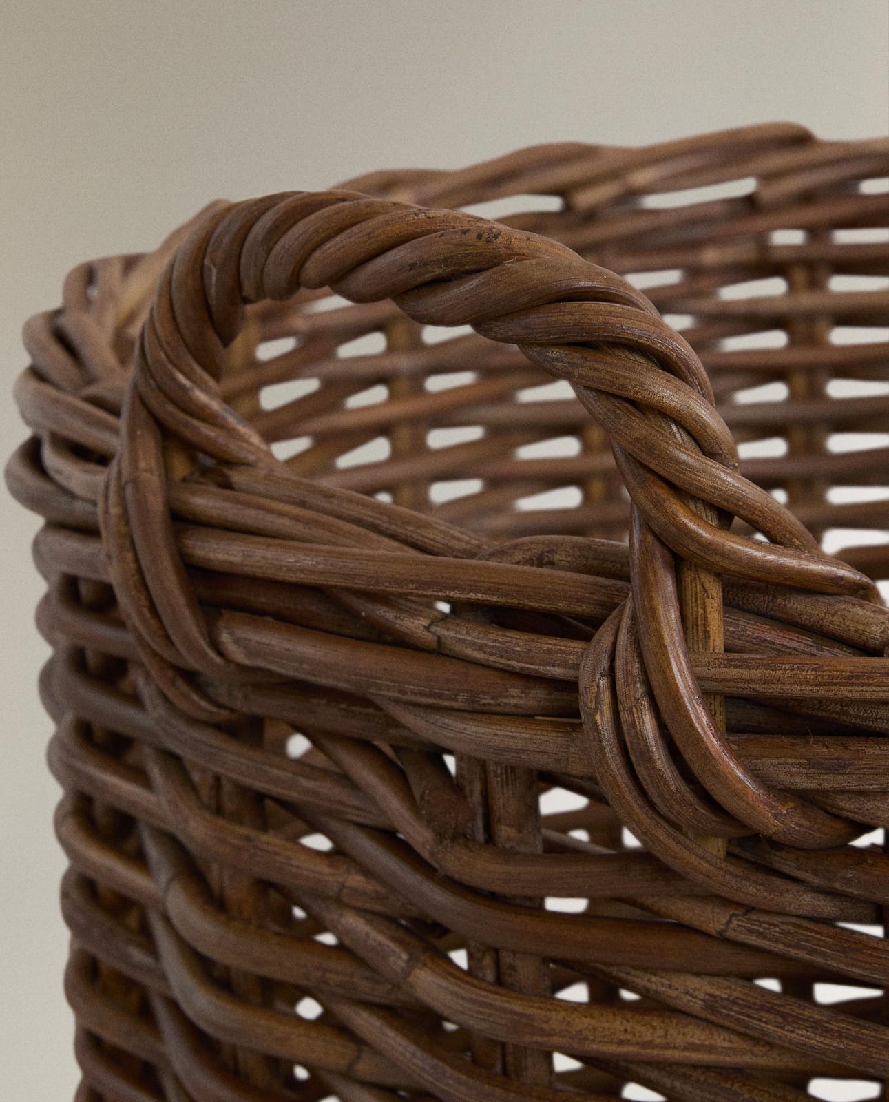 ZARA HOME КРУГЛАЯ РАТТАНОВАЯ КОРЗИНА ракурс 6