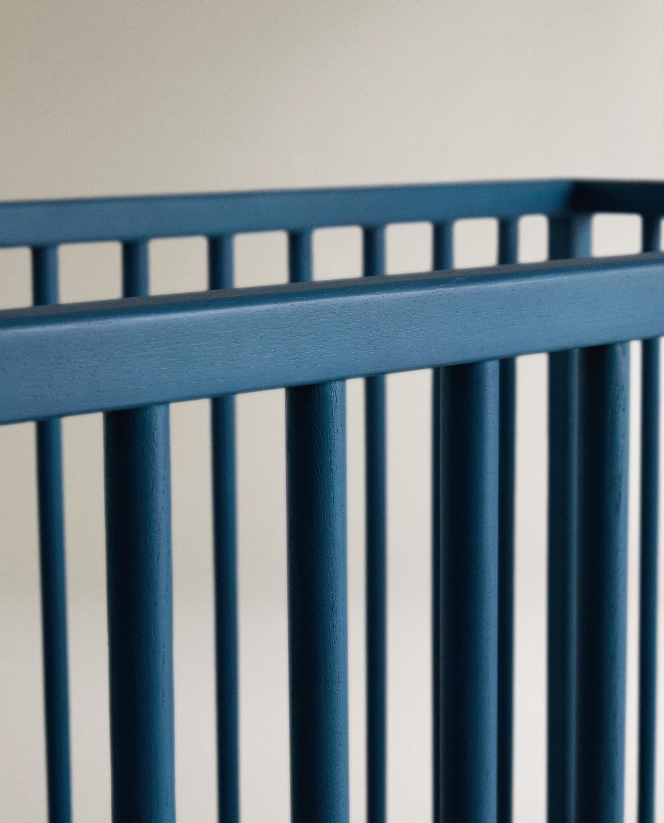 ZARA HOME NIEBIESKIE кроватка из лакированного дерева ракурс 4