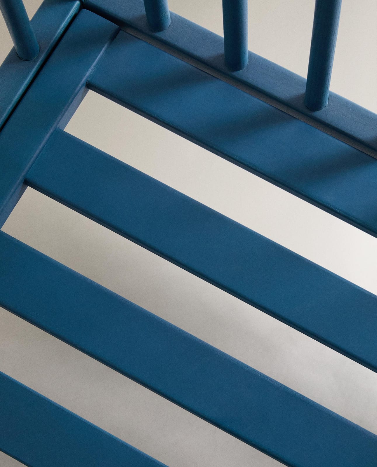 ZARA HOME NIEBIESKIE кроватка из лакированного дерева ракурс 3