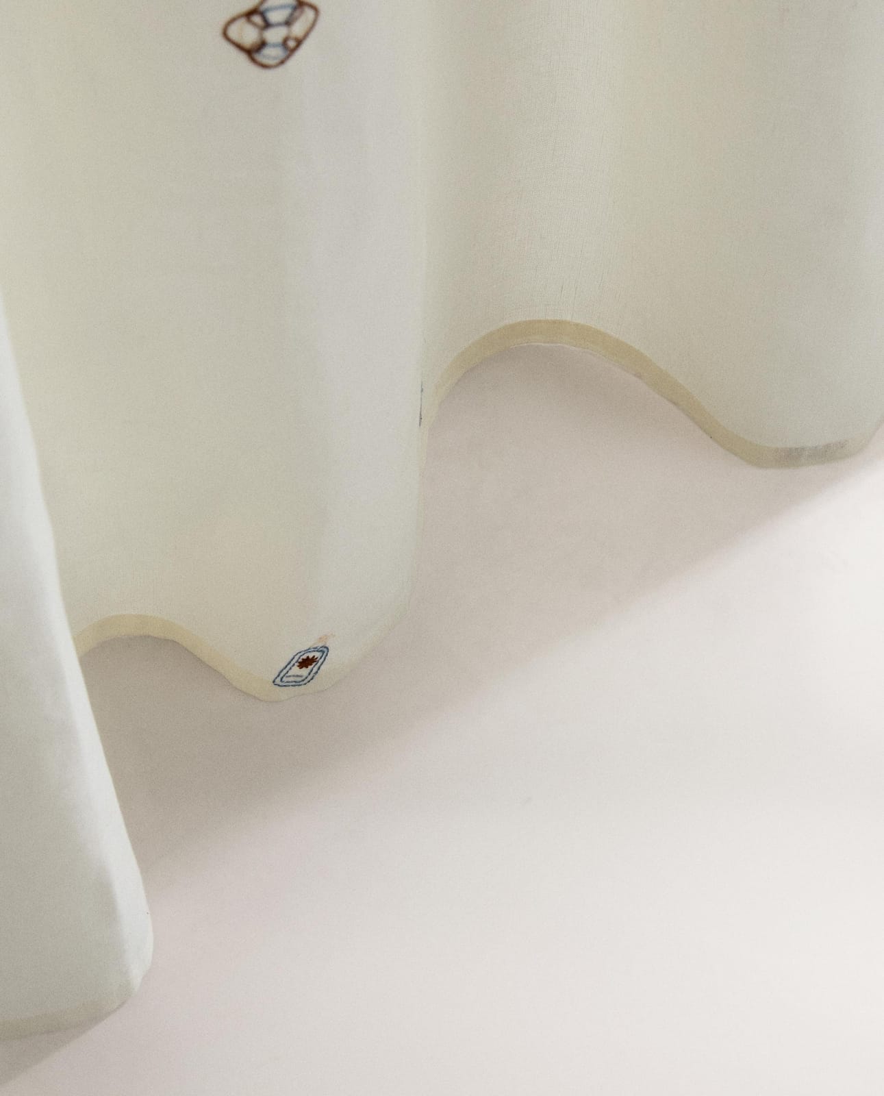 ZARA HOME Штора для ванной с вышивкой ракурс 2