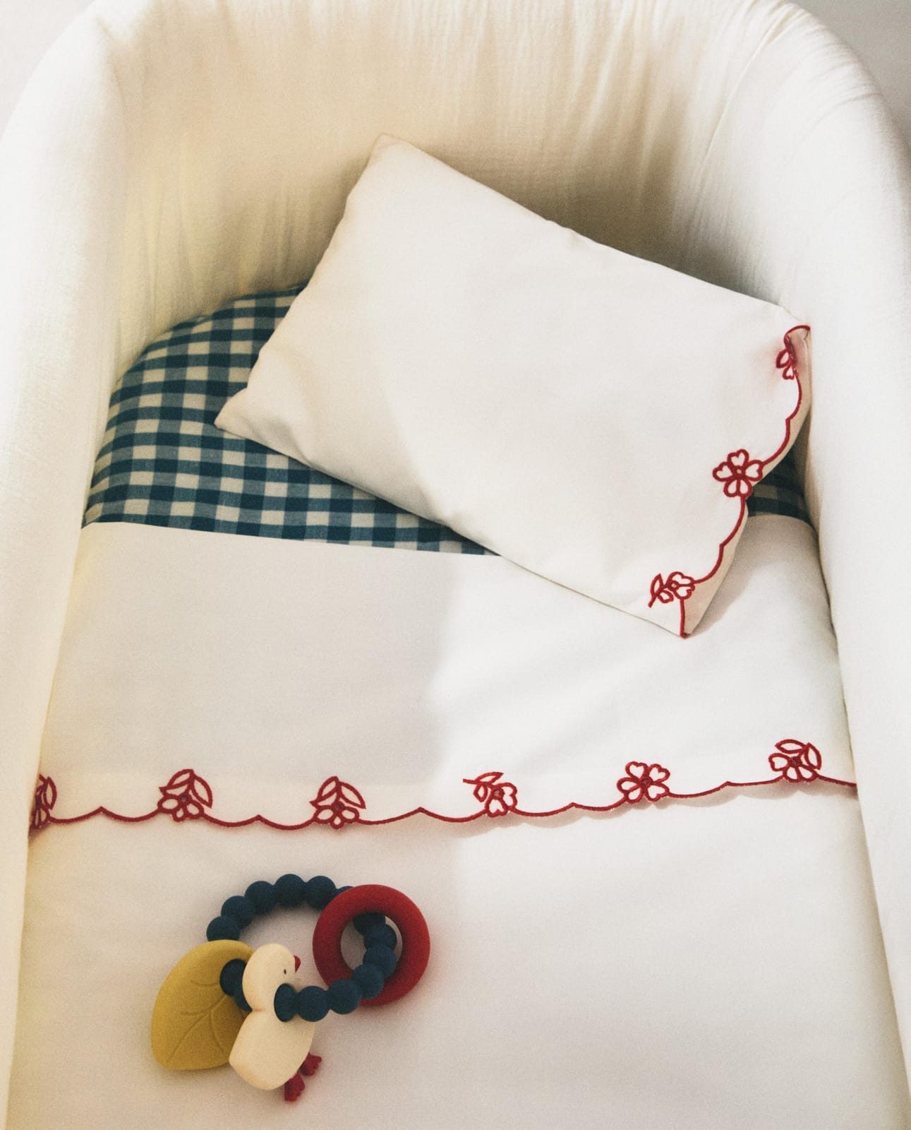 ZARA HOME КОМПЛЕКТ: НАВОЛОЧКА НА ПОДУШКУ И ПРОСТЫНЯ БЕЗ РЕЗИНКИ ДЛЯ КРОВАТКИ С ВЫШИТЫМИ ЦВЕТАМИ ракурс 8