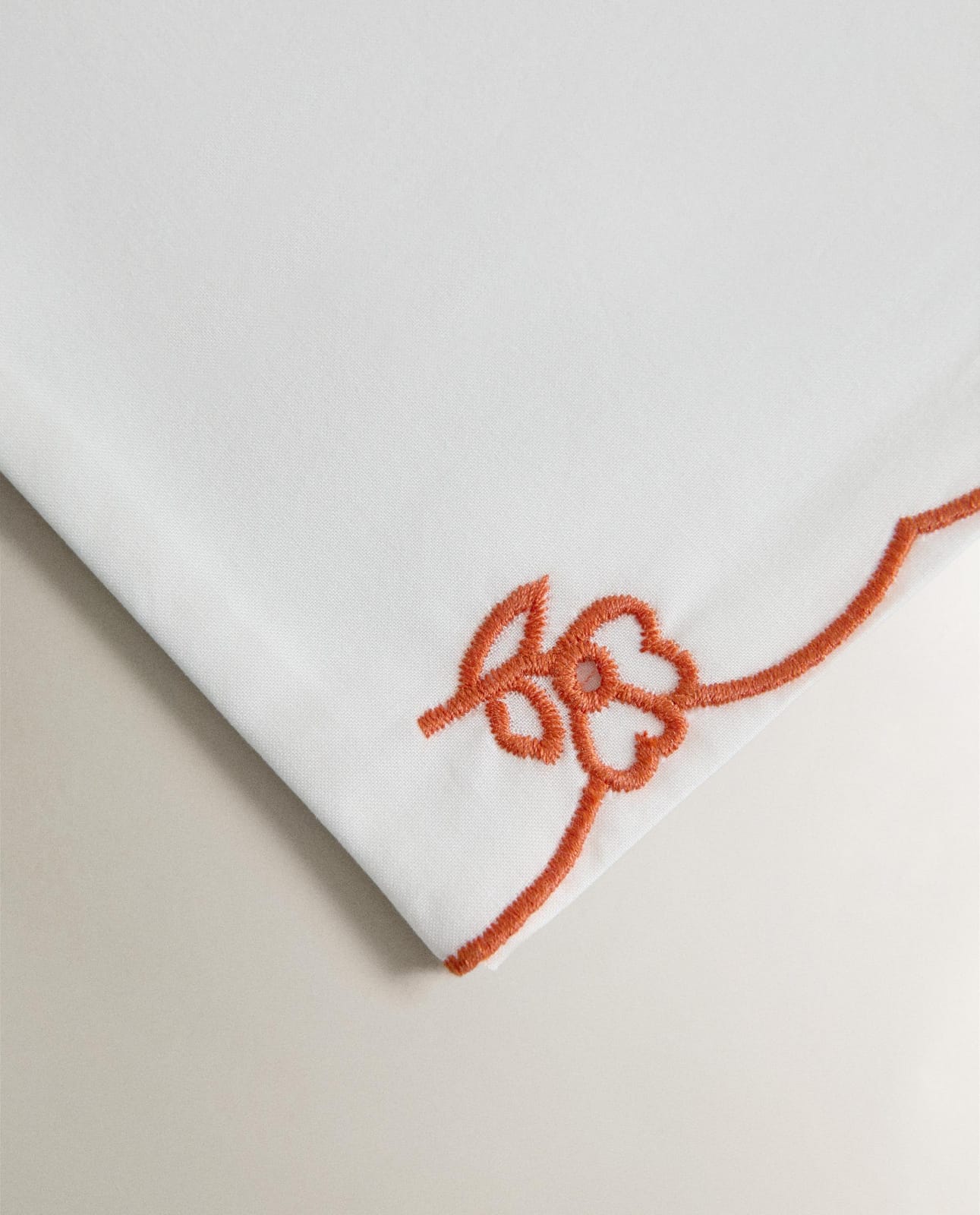 ZARA HOME КОМПЛЕКТ: НАВОЛОЧКА НА ПОДУШКУ И ПРОСТЫНЯ БЕЗ РЕЗИНКИ ДЛЯ КРОВАТКИ С ВЫШИТЫМИ ЦВЕТАМИ ракурс 4