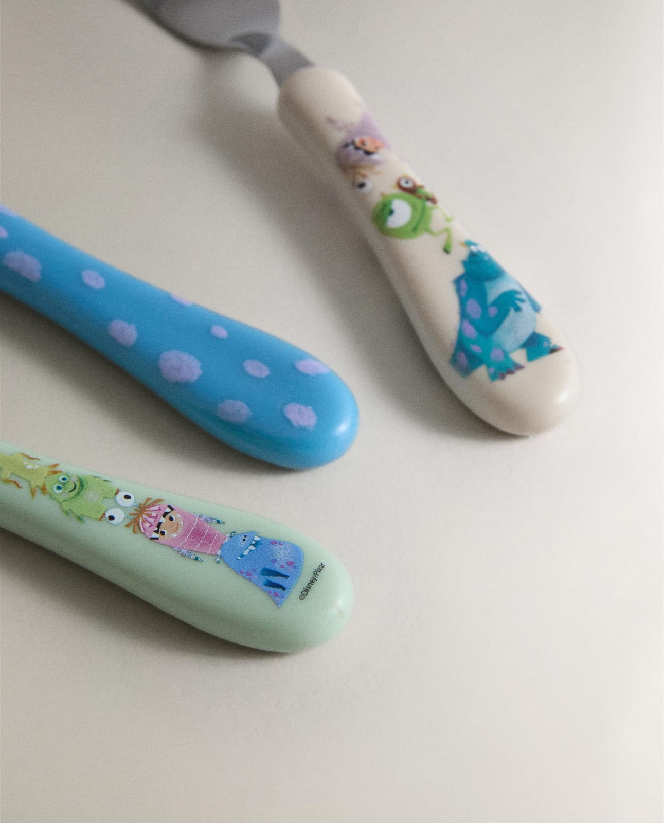 ZARA HOME ДЕТСКИЙ НАБОР СТОЛОВЫХ ПРИБОРОВ МОНСТРЫ И КОМПАНИЯ ©DISNEY/PIXAR ракурс 4