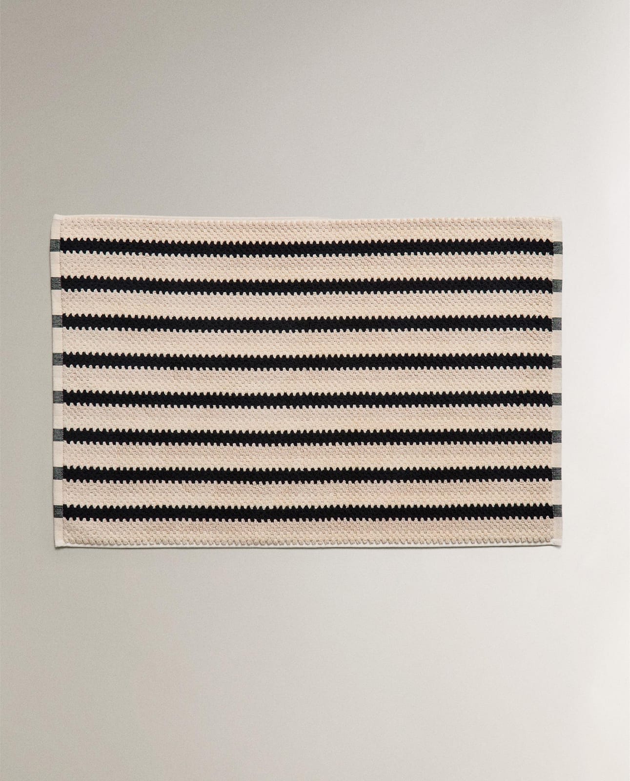 Коврик ZARA HOME ЖАККАРДОВЫЙ КОВРИК ДЛЯ ВАННОЙ С ГЕОМЕТРИЧЕСКИМ УЗОРОМ ЧЕРНЫЙ 50 x 80 см